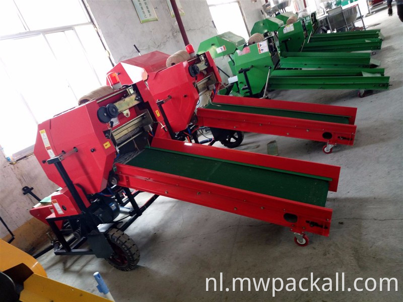 Zelfaangedreven kleine hooibalenpers